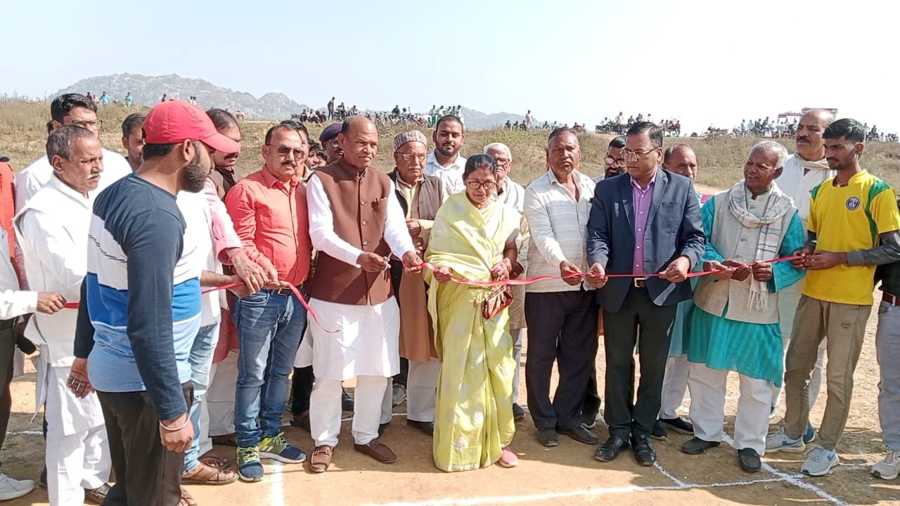 बटोही सिंह क्रिकेट टूर्नामेंट का उदघाटन करते विधायक नरेश सिंह