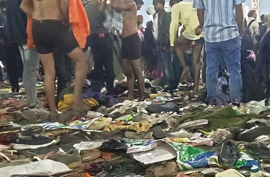 प्रयागराज महाकुंभ में भगदड़ बचाने से कई लोगों की गई जान सभी अखाड़ों का अमृत स्नान आज रद्द