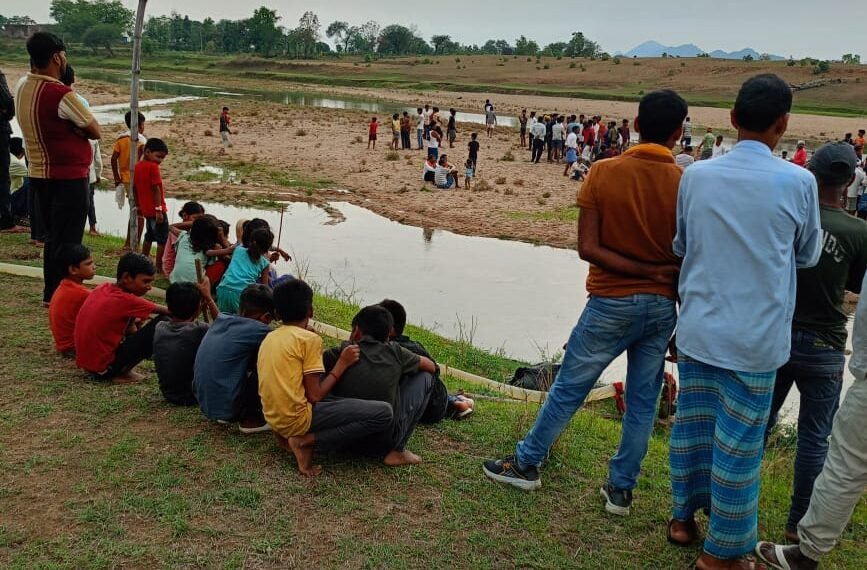 युवती ने फांसी लगाकर की…