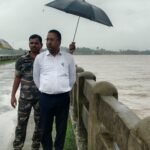 सीओ प्रमोद कुमार बीडीओ श्रीमती कनक ने पुल का किया निरीक्षण, बाढ़ क्षेत्र एवं पुल से दूरी बनाए रखने को किया अपील