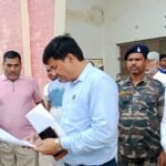 जल जमाव से निजात दिलाने को लेकर ग्रामीणों ने एसडीम को दिया आवेदन