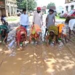 जल जमा वाले सड़क पर ग्रामीणों रोपा धान,किया विरोध