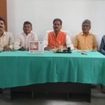 सिंगरौली पटना एक्सप्रेस ग्राम रेलवे स्टेशन पर ठहराव की जानकारी देते विधायक प्रतिनिधि डॉक्टर लालमोहन व अन्य लोग