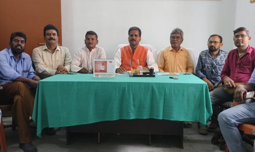 सिंगरौली पटना एक्सप्रेस ग्राम रेलवे स्टेशन पर ठहराव की जानकारी देते विधायक प्रतिनिधि डॉक्टर लालमोहन व अन्य लोग