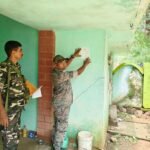 मझिआंव थाना क्षेत्र के चंदना गांव में पुरानी केस की अभियुक्त के घर चिपकाया गया इश्तेहार