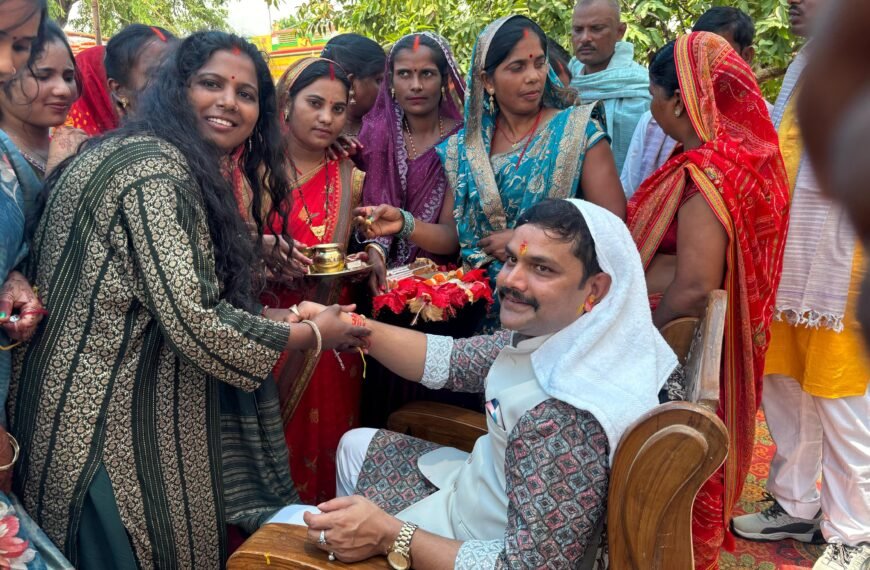 हजारों बहनों ने रामाशीष यादव को बाँधी राखी, दोहराया पिछले वर्ष का रिकॉर्ड*