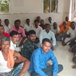 दुर्गा पूजा को लेकर बैठक करते ग्रामीण