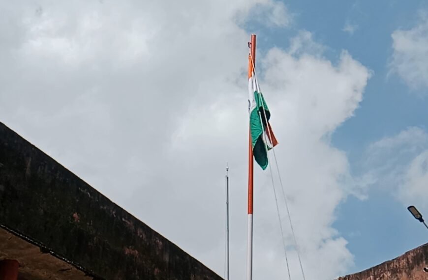 कस्तूरबा विद्यालय में उल्टा फहराया…