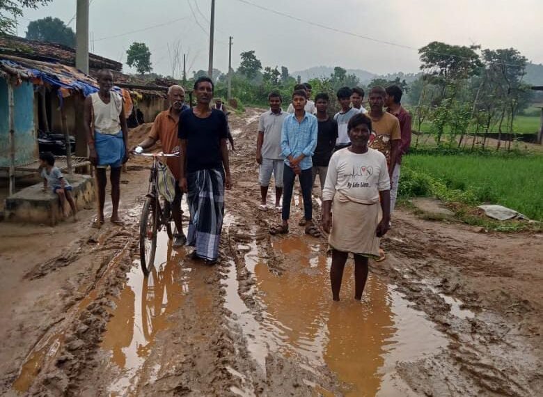 डंडई में दो गांव को जोड़ने वाली सड़क…